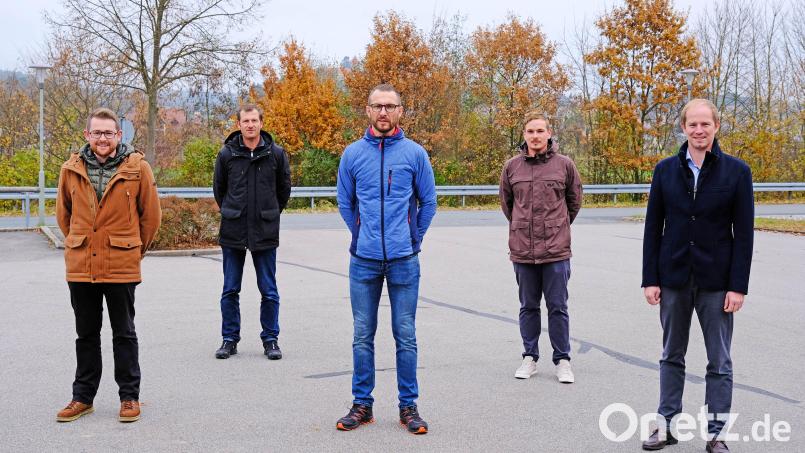 Das neue Organisationsteam mit Bürgermeister Konrad Kiener, Max Schaubeck, Stefan Mutzbauer, Tobias Egl und Tobias Lang (von rechts) stellte sich vor und sagte den Adventsmarkt ab Bild: twi