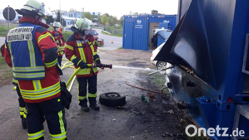 Für die Feuerwehr Ursensollen war es ein ungewöhnlicher Einsatz: Sie musste im Mai einen Container löschen, der zum Lager der Baustelle an der A6 bei Theuern gehört. Jetzt beschäftigt dieser Brand die Amberger Justiz. Archivbild: Feuerwehr Ursensollen/exb