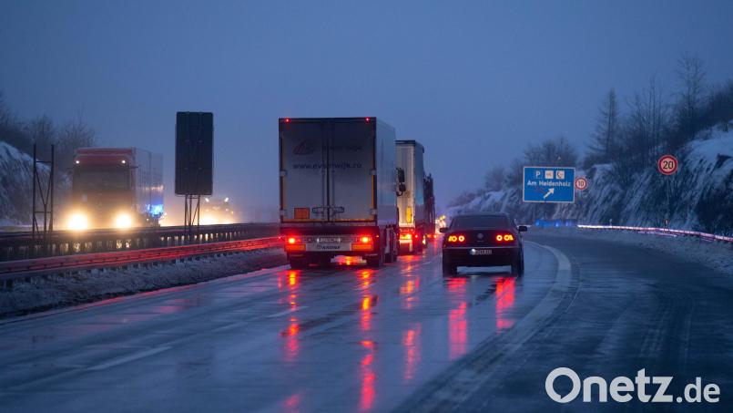 Mehrere Lastkraftwagen aus Tschechien reisen auf der A17 nahe Breitenau nach Deutschland ein. Bild: Daniel Schäfer