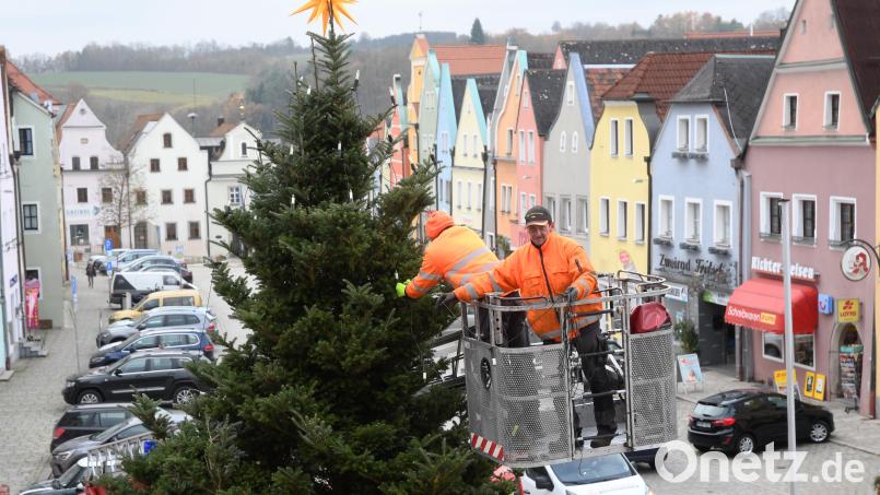 Mit Hilfe einer Drehleiter schmücken die Mitarbeiter des Bauhofs der Stadt die Nordmann-Tanne. Bild: Gabi Schönberger