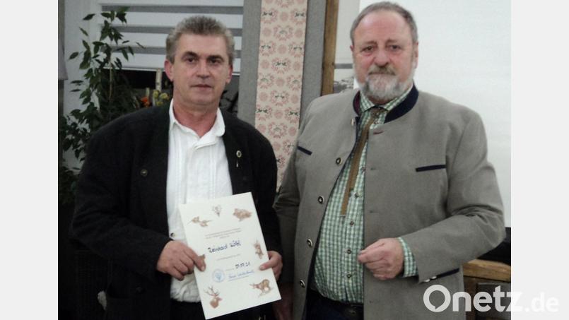 Uwe Deeg (rechts) überreichte Reinhard Kölbl die Wildhegenadel in Silber. Bild: ksi