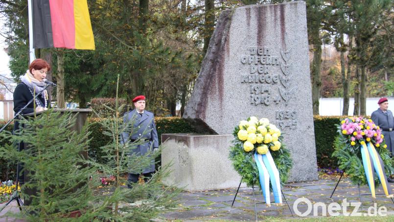 Nicht nur der Opfer von Krieg und Gewaltherrschaft wollte Zweite Bürgermeisterin Tanja Kippes in ihrer Rede am Mahnmal gedenken, sondern auch den Flüchtlingen an der belarusisch-polnischen Grenze als Stimmen der Gegenwart Gehör schenken. Bild: prh