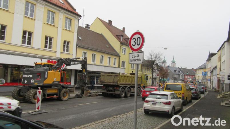 Zwei Klagen sind gegen den Planfeststellungsbeschluss für die Verlegung der Bundesstraße 299 durch Waldsassen eingegangen. Unterdessen werden die Arbeiten für die Fahrbahnsanierung in der Prinz-Ludwig-Straße (Bild) fortgesetzt. Bild: kgg
