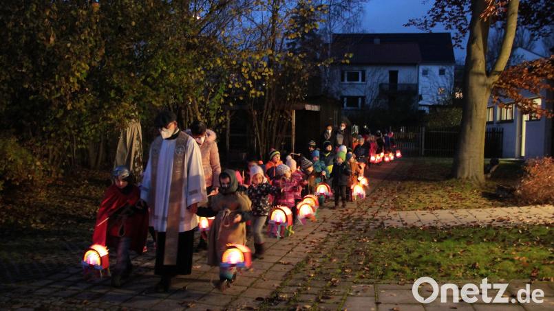 Die Kinder zusammen mit Stadtpfarrer Dr. Thomas Vogl bei einer der Martinsfeiern. Bild: Kinderhaus St. Michael/exb
