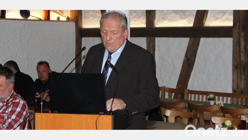 Sorgenvoll berichtet Werner Prucker von den ausstehenden Genehmigungen für das &quot;Radler-Café&quot; und das ehemalige Gasthaus. Bild: fks
