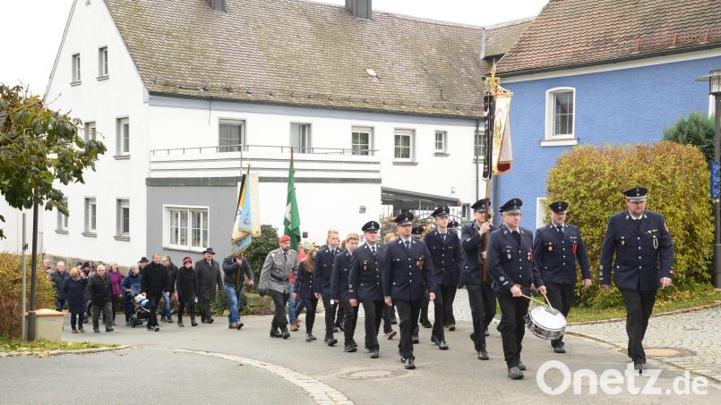 Nach dem Gottesdienst ziehen die örtlichen Vereine und Abordnungen gemeinsam mit der Spitze der Gemeinde Etzenricht zum Kriegerdenkmal. Bild: bey