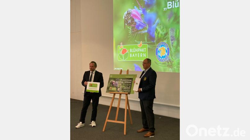 Ludwig Baier (rechts), Vorstand Platzangelegenheiten, nahm die Auszeichnung entgegen, die Minister Thorsten Glauber in München überreichte. Bild: Land- und Golfclub Oberpfälzer Wald /exb