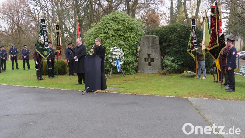 Am Kriegerdenkmal wurde der Opfer von Gewalt und Krieg gedacht. Pfarrer Thomas Kopp und Pfarrer Ulrich Gruber sprachen Gebete. Bild: adj