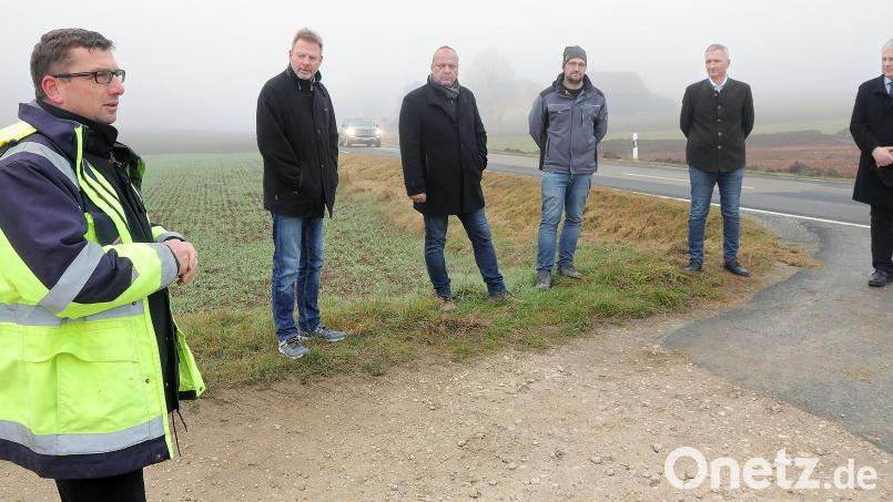 Noch liegt sie im dichten Nebel, doch für die Staatsstraße 2399 zwischen Raigering und Lintach soll schon bald die Sonne aufgehen. Dafür sorgen (von links): Baudirektor Stefan Noll (Staatliches Bauamt), Alwin Märkl (Bürgermeister Freudenberg), Helmut Seebauer (Bauunternehmer), Michael Reng (Bauleitung), Landtagsabgeordneter Harald Schwartz und Landrat Richard Reisinger. Bild: Wolfgang Steinbacher