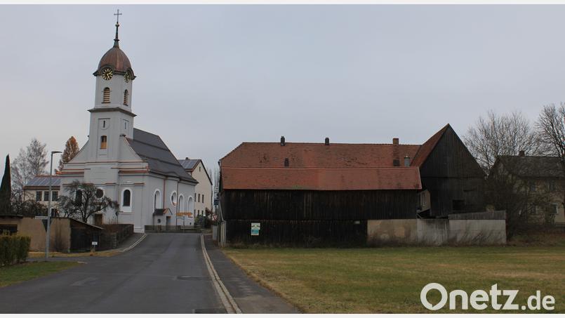 Weicht der alte Gasthof zur Linde einem Neubau? Eine aktuelle Kalkulation zeigt, ein Abriss sei kostengünstiger. Hier eine Rückansicht mit der frisch renovierten Kirche. Bild: fks