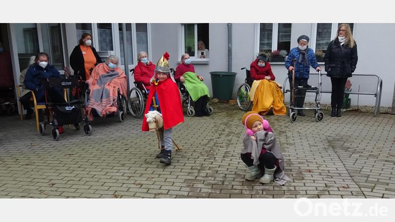 Die Regenbogen-Kinder besuchten die Altenheime zum St.-Martin-Singen. Natürlich mit der Geschichte vom Heiligen. Hier auf dem Bild das Caritas-Altenheim. Bild: njn