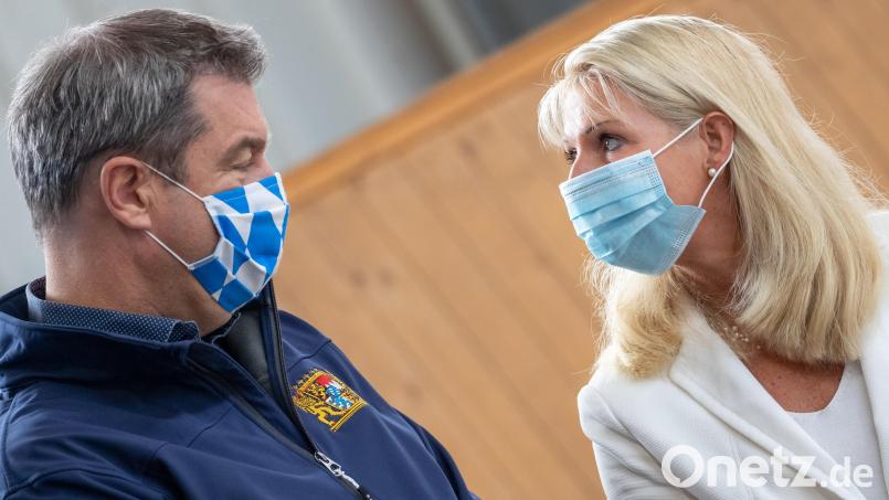 Karin Baumüller-Söder mit ihrem Mann Markus Söder. Archivbild: Daniel Karmann/dpa