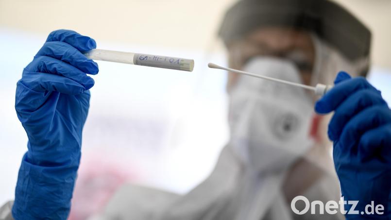 Corona-Tests bringen bayernweit immer mehr positive Fälle ans Tageslicht. Symbolbild: Britta Pedersen/dpa