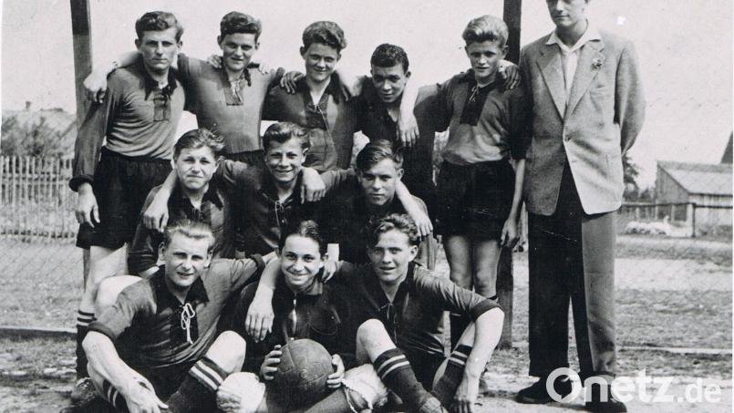 Die Jugendelf des FC Kaltenbrunn im Frühjahr 1955 auf dem Sportplatz am Galgenbühl mit vorne sitzend von links Josef Pecho, Alfons Bösl, Karl Zeinz,, dahinter Hans Grünbauer, Hans Fischer, Adolf Neubauer und stehend von links Leonhard Bernklau, Hans Ertl, Martin Ertl, Karl Krauß, Karl Klier und Leiter Herbert Seidel. Bild: bk