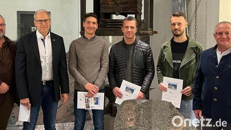 Clubsekretär Anton Forster, Präsident Gert Steinwender (von links) und Elmar Baumer (Vorsitzender Lions-Hilfswerk, rechts) zeichnen die Läufer Manuel Palecki, Markus Braun und Stefan Nörl (von links) des Weidener Löwen-Laufs aus. Bild: Lions-Club Weiden