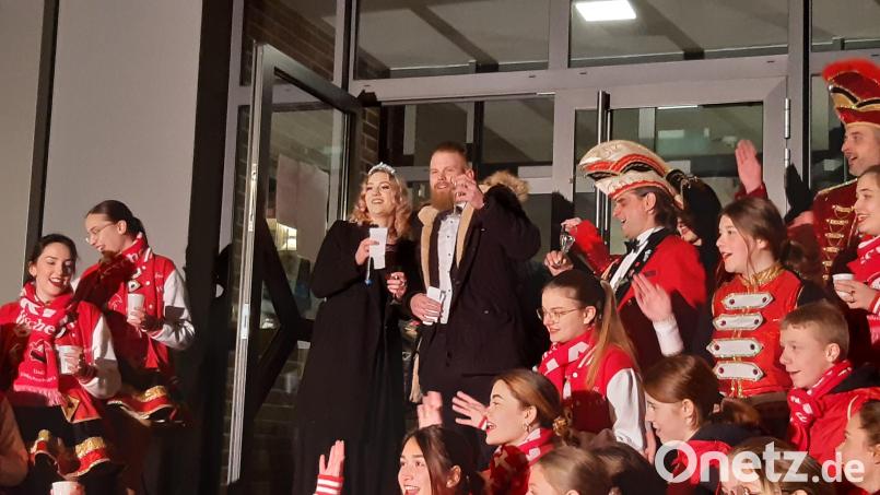 Die Narrhalla Windischeschenbach präsentiert ihr neues Prinzenpaar Alina I. und Lukas I. auf der Treppe vor dem Rathaus. Bild: Lowak