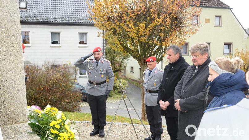 Nach der Kranzniederlegung verharren Bürgermeister Martin Schregelmann und seine Vertreter gemeinsam mit der Abordnung der Reservistenkamerdschaft zu einem stillen Gedenken. Bild: bey