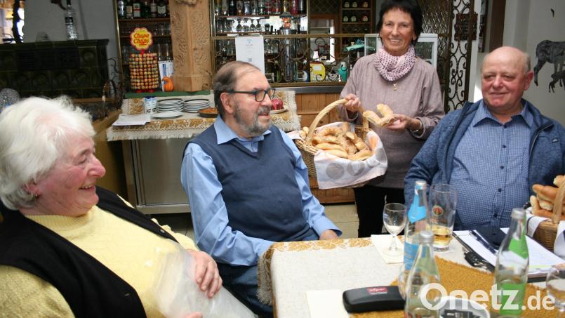 Christine Schlicht und Hedwig Wendl (links) verteilten zur Freude der Anwesenden Martinshörnchen. Bild: roh