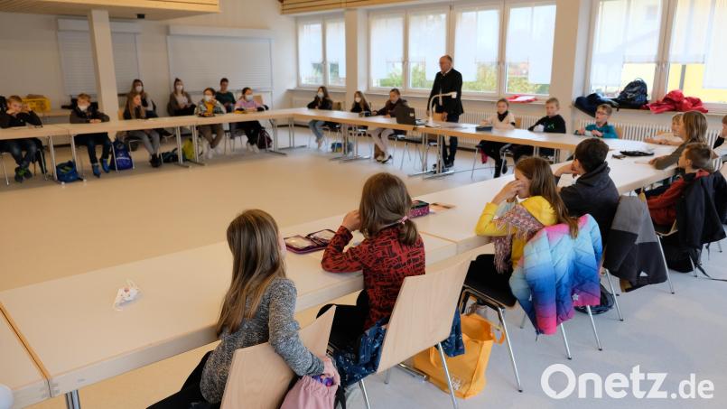 Gefragter denn je ist nach der Generalsanierung die Nutzung des Gemeindezentrums. Unser Bild zeigt den Empfang einer Grundschulklasse im großen Saal durch Bürgermeister Albert Nickl. Verbunden mit der Aufwertung der Räumlichkeiten sind neue Nutzungsgebühren. Archivbild: do