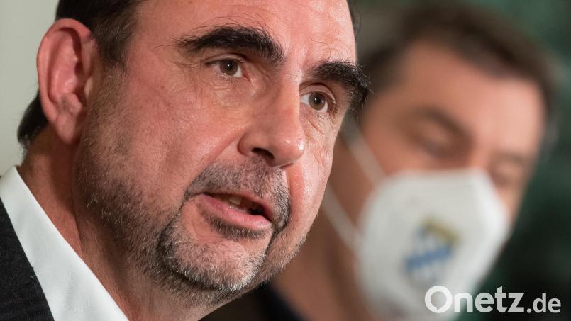 Ernster Blick, müde Augen: Gesundheitsminister Klaus Holetschek bei der Pressekonferenz mit Ministerpräsident Markus Söder. Bild: Sven Hoppe