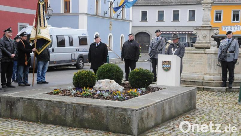 Bürgermeister Rainer Rewitzer nannte das Gedenkem am Volkstrauertag eine "nie endende Aufgabe", die sich als Mahnung an die Opfer von Krieg, Terror und Gewalt nicht nur auf diesen Tag beschränken dürfe. Bild: bey