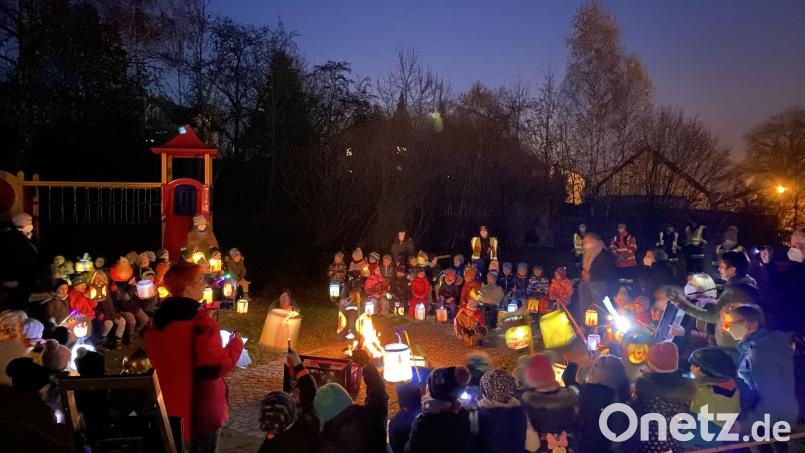 Um das Feuer versammelten sich die Kinder beim Martinsfest. Bild: xs