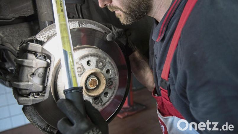 Alles in Ordnung mit den Bremsen? Der Tüv hat bei Hauptuntersuchungen zuletzt wesentlich weniger gravierende Mängel entdeckt als in den Jahren zuvor. Bild:  Robert Günther/dpa
