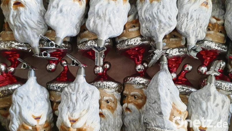 Es muss nicht die klassische Kugel sein: Dieser Baumschmuck von Veit Hartleb zeigt den Weihnachtsmann mit weißem Rauschebart. Bild: Alexandra Frank/dpa