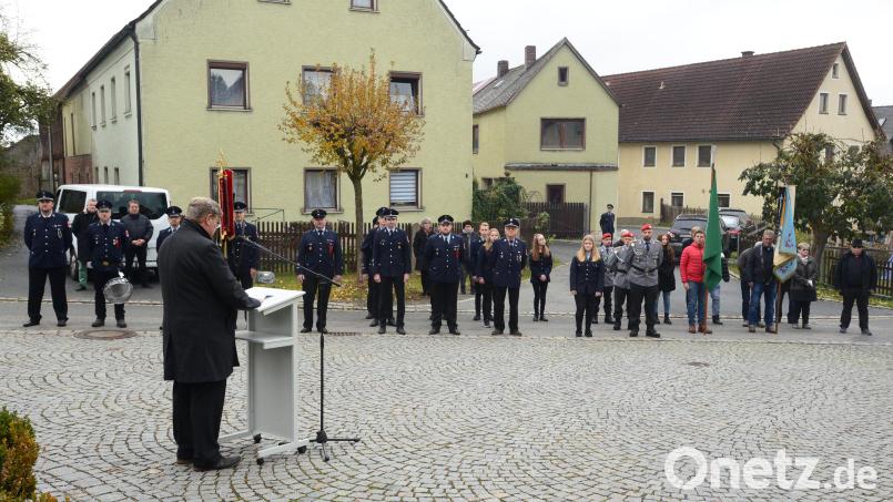 Bürgermeister Martin Schregelmann bittet in seiner Ansprache, Zeichen für den Frieden weltweit zu setzen. Bild: bey