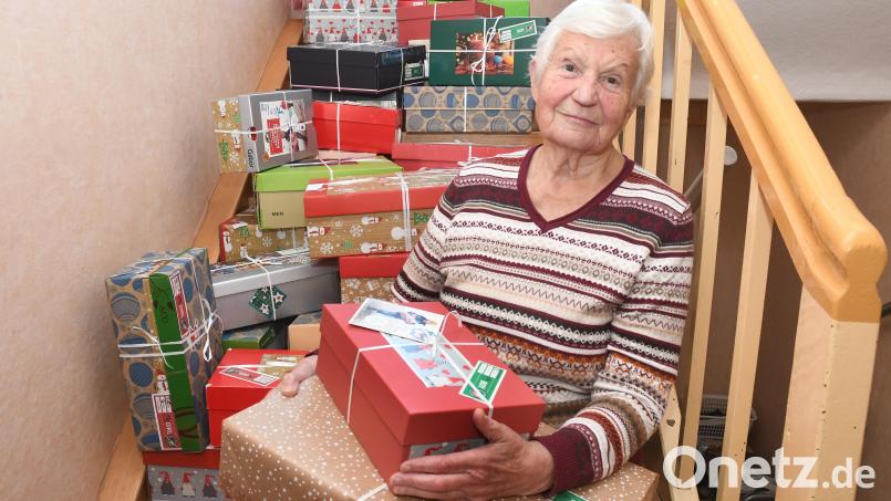 Rosemarie Meier hat für die Aktion „Weihnachten im Schuhkarton“ in diesem Jahr 32 Päckchen für Kinder aus Osteuropa gepackt. Sie und die Frauen ihrer Gymnastikgruppe im Frauenbund St. Elisabeth haben dafür auch liebevoll genähte und gestrickte Geschenke beigesteuert. Bild: Gabi Schönberger