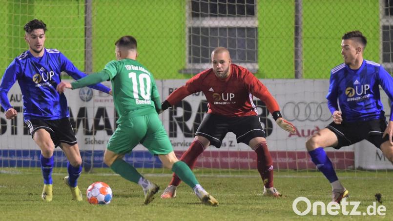 Öfter als es der SpVgg SV Weiden lieb war tauchten die Stürmer des TSV Bad Abbach vor dem von Michael Heisig gehüteten Weidener Tor auf. Am Ende war der ungeschlagene Spitzenreiter froh, mit einem knappen 1:0-Sieg die Punkte behalten zu haben. Bild: Büttner, Gerhard