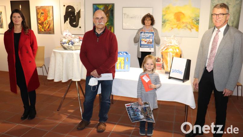 Franz Stahl (rechts), die Leiterin Tourist-Info/MQ Stefanie Süß (links) und MQ-Mitarbeiterin Erika Rahm (hinten) bei der Übergabe der Gutscheine an Finnja Bleistein (Zweiter von rechts) und Thomas Hackl (Zweiter von links), der den Preis stellvertretend für seine Ehefrau Karin entgegennahm.Die zwei weiteren Gewinnerinnen konnten bei der Preisübergabe nicht dabei sein. Bild: Stadt Tirschenreuth/exb