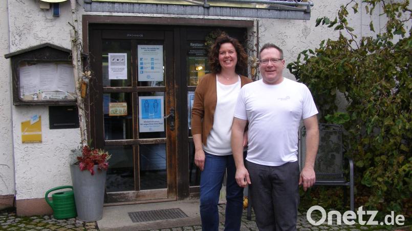 Die Heimatunternehmer Silvia und Johann Lemberger sind glücklich, dass die Sanierung des Gebäudes und von Teilbereichen des Restaurants &quot;Altmugler Sonne&quot; finanziell gefördert werden kann. Bild: pz