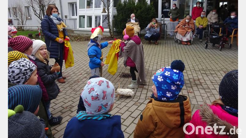 Die Regenbogen-Kinder besuchten die Altenheime zum St.-Martin-Singen. Hier auf dem Bild das Caritas-Altenheim. Bild: njn