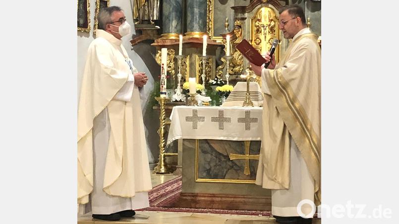 Pater Slawomir Niemczewski (links) wird bei einem Festgottesdienst mit Gläubigen aus beiden Pfarreien von Dekan Markus Brunner (rechts) offiziell mit der Betreuung der beiden Pfarreien Mariä Himmelfahrt Rieden und St. Michael Vilshofen beauftragt. Bild: bö