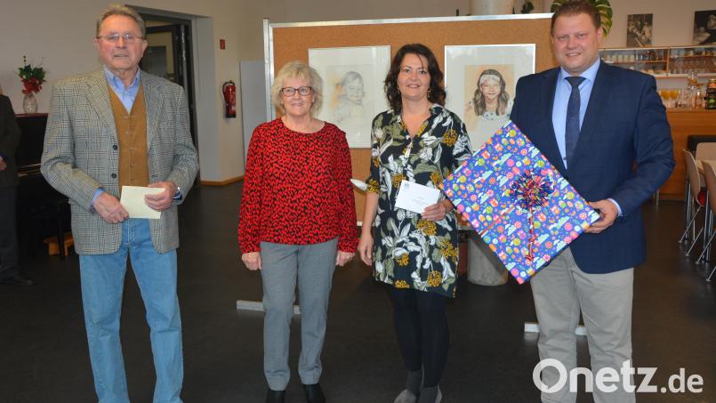 Mit kleinen Aufmerksamkeiten dankte der Mitterteicher Malkreis dem künstlerischen Leiter Hans-Günther Pietschmann (links) und Bürgermeister Stefan Grillmeier. Mit im Bild die beiden Organisatorinnen des Malkreises Nicole Schuller (Zweite von rechts) und Helga Müller. Bild: jr
