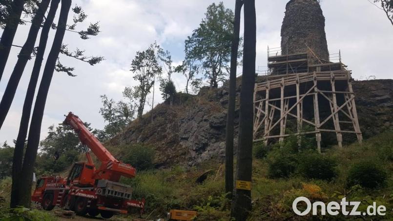 Seit Jahren ist die Burgruine Reichenstein bei Stadlern eine Baustelle. Corona hat den Fortschritt noch etwas verzögert, aber 2022 soll die Sanierung abgeschlossen werden. Bild: Gerald Reiter/exb