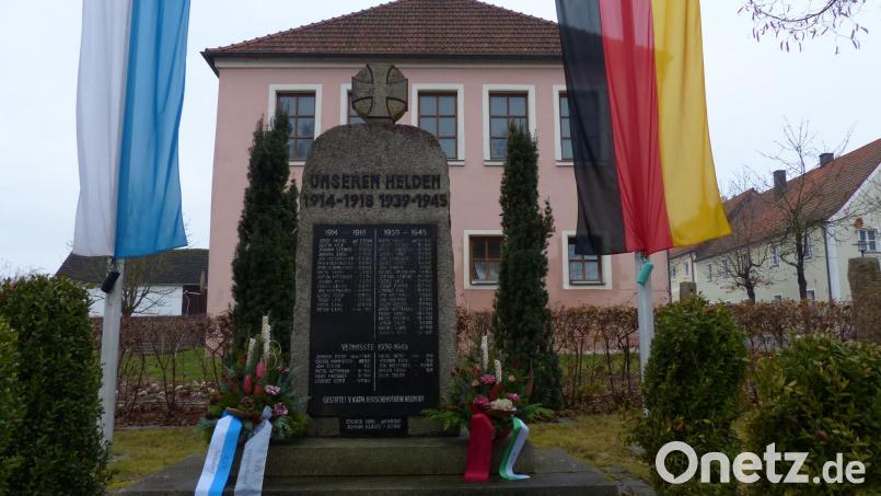 Das Kriegerdenkmal in Neudorf stand im Mittelpunkt der Gedenkfeier zum Volkstrauertag Bild: hme