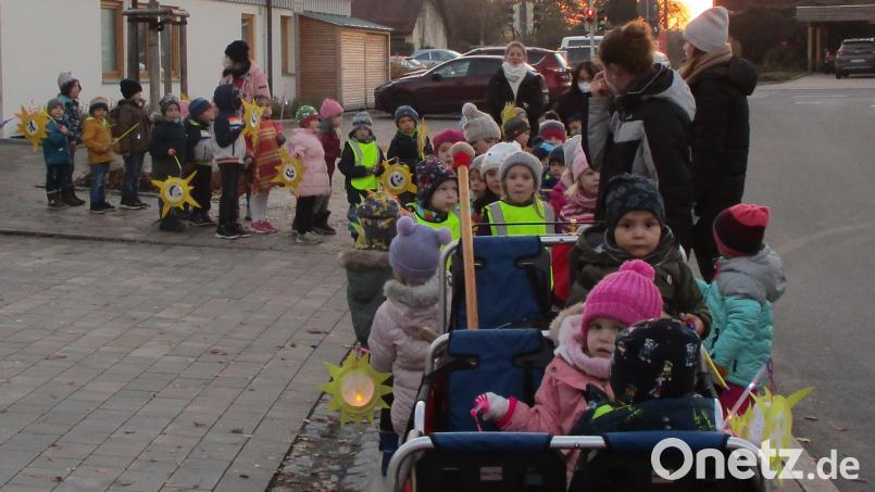 Aufstellung zum feierlichen Martinsumzug durch die Straßen der Gemeinde nahmen alle Kinder des katholischen Kinderhauses Herz Jesu. Bild: mez