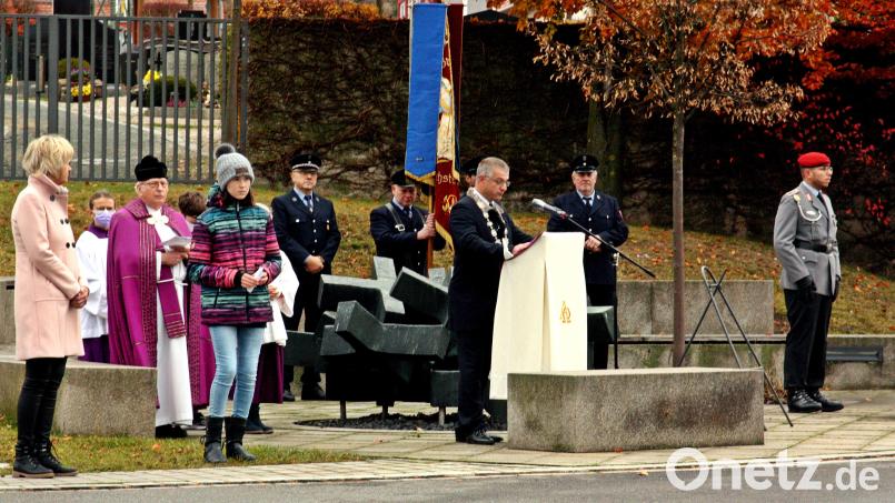 Bürgermeister Dietmar Schaller gedachte mit zahlreichen Bürgern am Mahnmal vor der Marienkirche der Gefallenen beider Weltkriege und schloss die jetzigen Opfer weltweit mit ein. Bild: zer