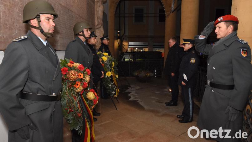 Im Begleitung von Kommandeur Sebastian Erbe (rechts) und Ambergs Polizei-Chef Thomas Lachner (Zweiter von rechts) legte Oberbürgermeister Michael Cerny am Samstag vor dem Ehrenmal am Rathaus einen Kranz nieder. Bild: Stephan Huber
