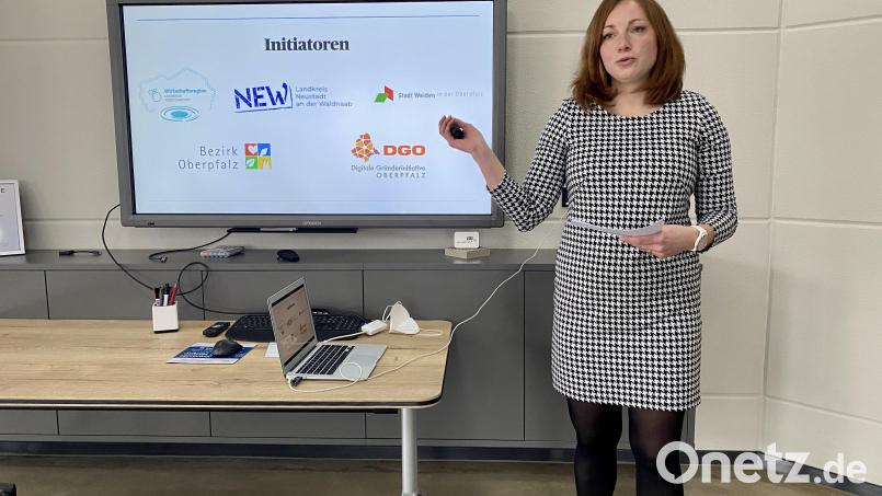 Lucie Valentová, Technologie- und Netzwerkmanagerin beim Bezirk Oberpfalz, stellt das Webprojekt "Digitale Nordoberpfalz" vor. Bild: Eichl