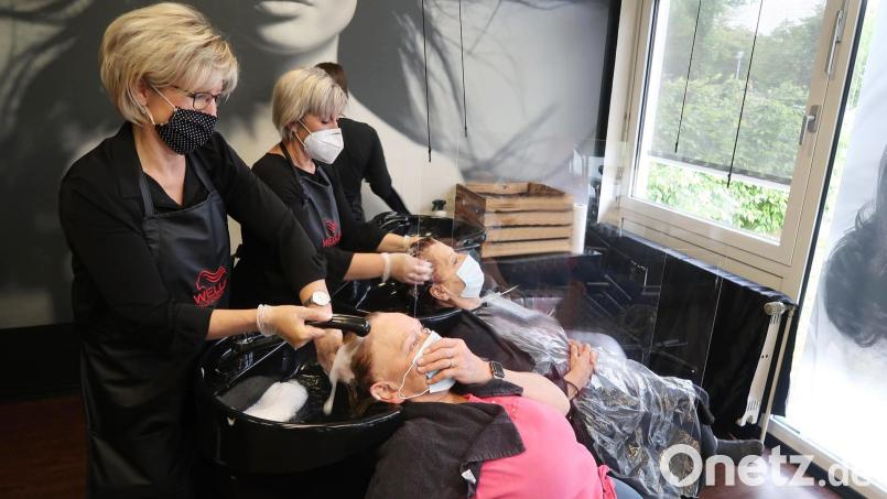 Der Beruf der Friseurin zählt bei den Mädchen nach der Schulausbildung immer noch zu den beliebtesten Ausbildungsberufen. Doch die Bewerber stehen bei den Ausbildungsbetrieben nicht Schlange. Dieses Bild zieht sich nahezu durch fast alle Branchen. Bild: Kunz