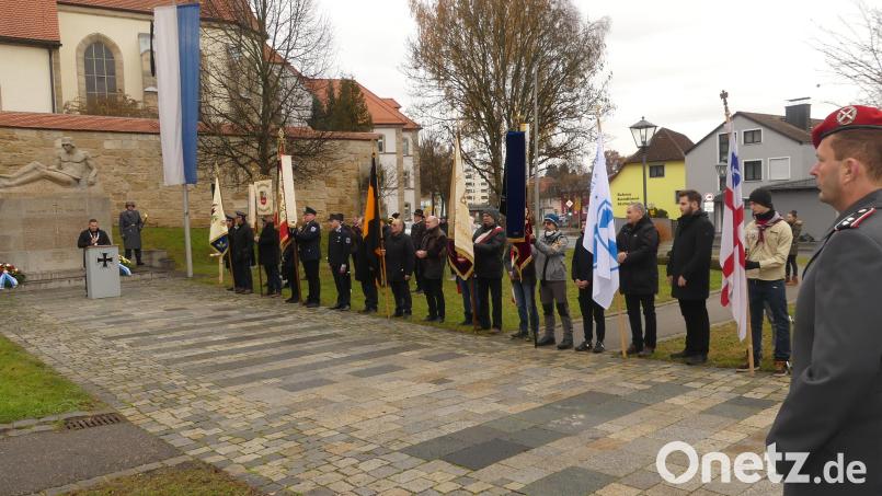 Sie wünschen sich Frieden auf der Welt und gedenken in Eschenbach der bisherigen Kriegsopfer. Bild: rn