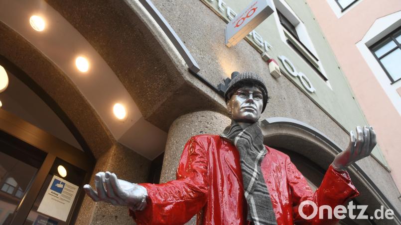 Der rote "Schorsch" soll bleiben, wünschen sich viele Kunden von Brillen Stober. Verschwunden ist allerdings die große Digitaltafel über dem Eingang, die Uhrzeit, Datum oder Temperatur anzeigte. Bild: Gabi Schönberger