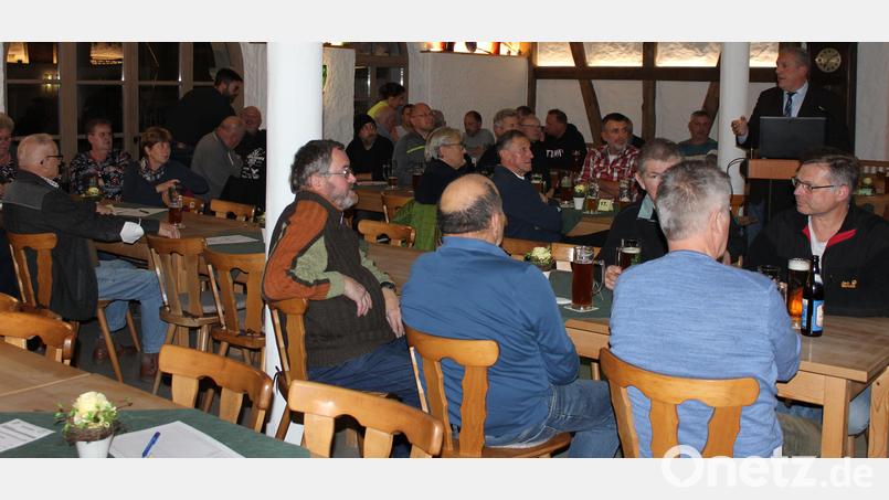 Trotz der Pandemie war die Bürgerversammlung gut besucht. &quot;Ohne Corona wären sicherlich noch ein paar mehr gekommen&quot;, sagte Bürgermeister Werner Prucker (rechts am Pult) Bild: fks