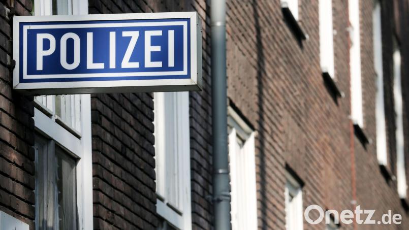 Ein Schild mit der Aufschrift "Polizei" hängt an einem Polizeipräsidium. Symbolbild: Roland Weihrauch/dpa