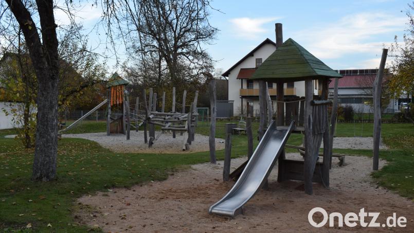 Nicht immer spielen hier, am Spielplatz in der Bahnhofstraße, viele Kinder. Doch an manchen Tagen ist der Geräuschpegel hoch. Der Bauausschuss ist der Meinung, dass das zu tolerieren ist, nicht aber das &quot;wilde Pinkeln&quot;. Bild: bnr