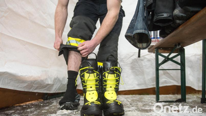Die Schnaittenbacher Feuerwehr bekommt neue Einsatzüberjacken und -hosen für rund 23.5000 Euro. Symbolbild: Armin Weigel/dpa