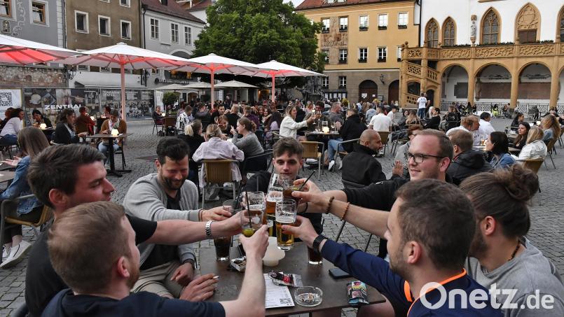 Bella Italia mitten in Amberg. Erst Corona hat auf dem Markplatz möglich gemacht, was sich viele Amberger schon lange gewünscht haben - die Ausweitung der Freischankflächen. Archivbild: Petra Hartl